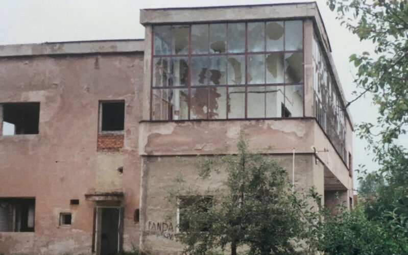 Schlechter Zustand des Gebäudes: Fenster fehlen oder sind beschädigt, beschädigter Putz.