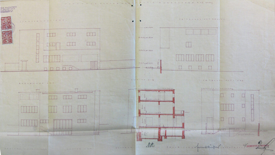 Der Plan zeigt vier Ansichten und einen Schnitt des Flachdachbaus.